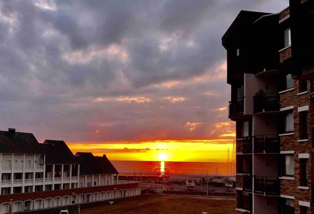 Entier Dans Le Port De Deauville