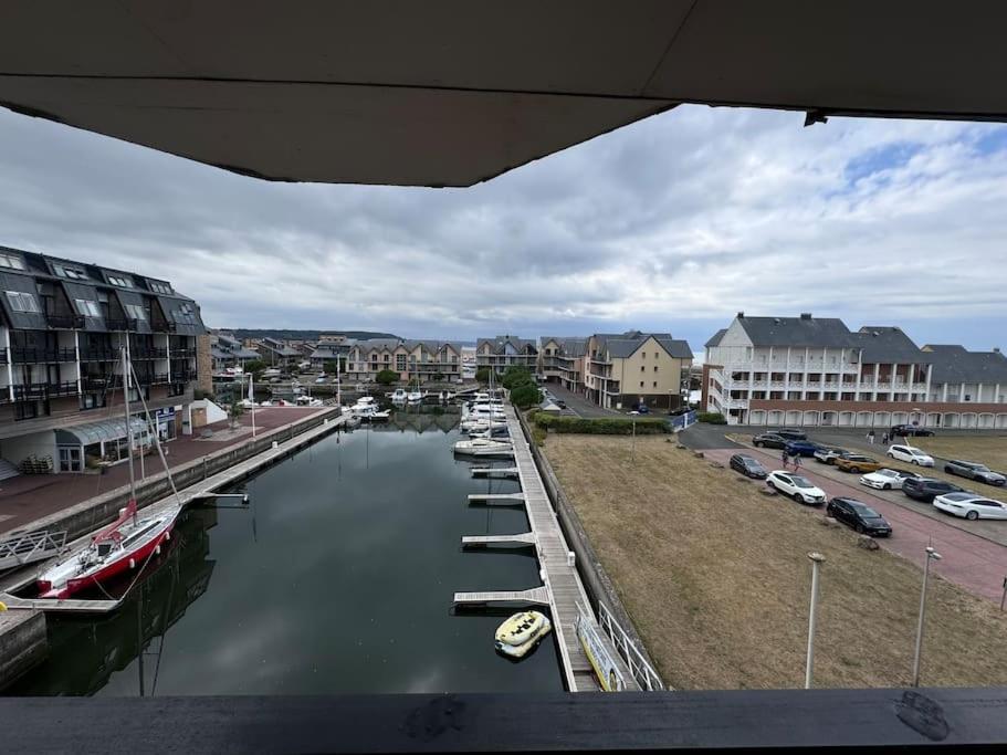 Entier Dans Le Port De Deauville