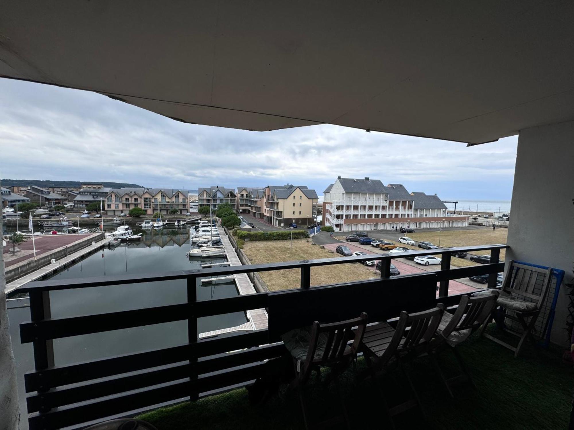 Entier Dans Le Port De *