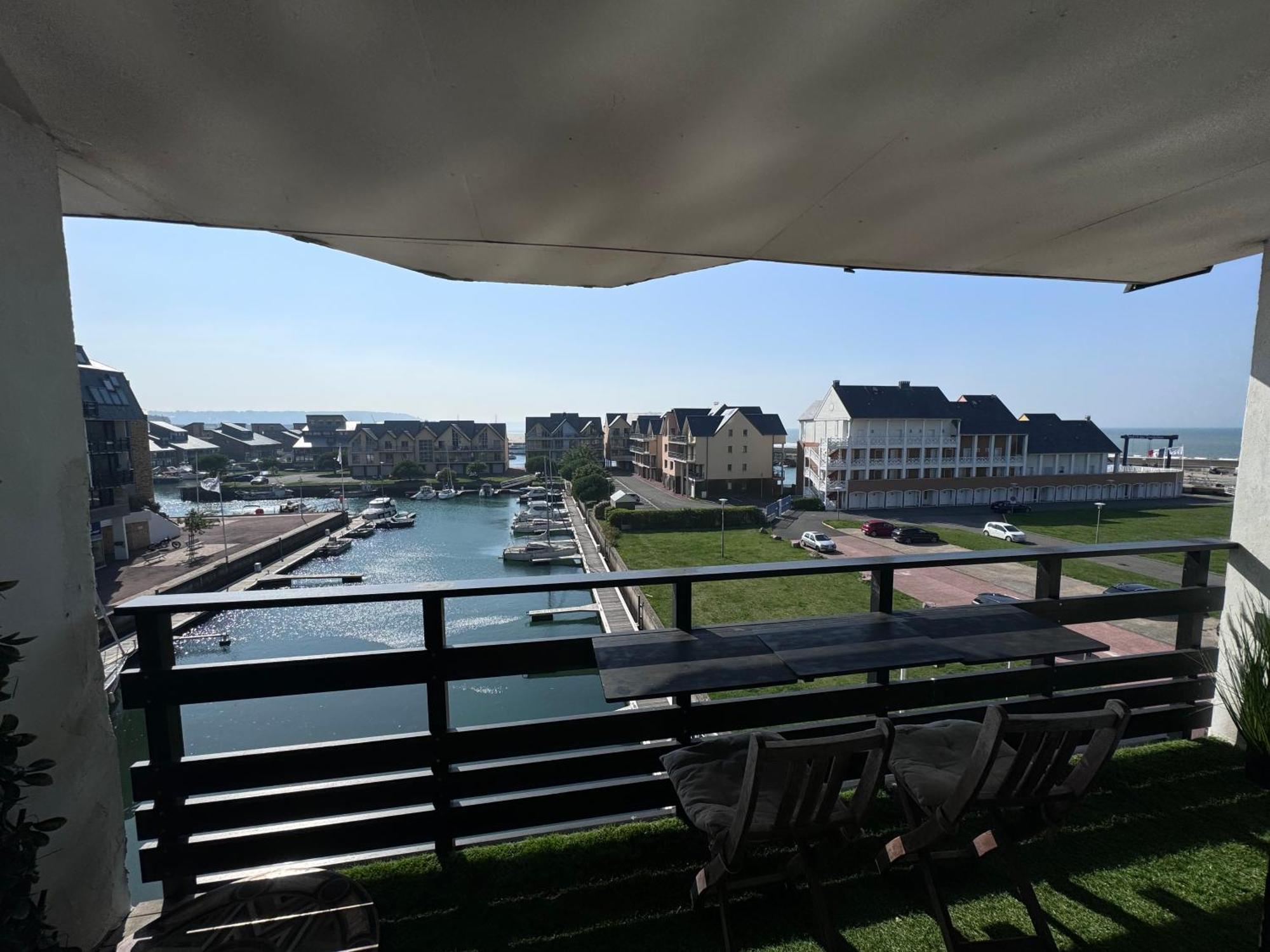 Apartment Entier Dans Le Port De *